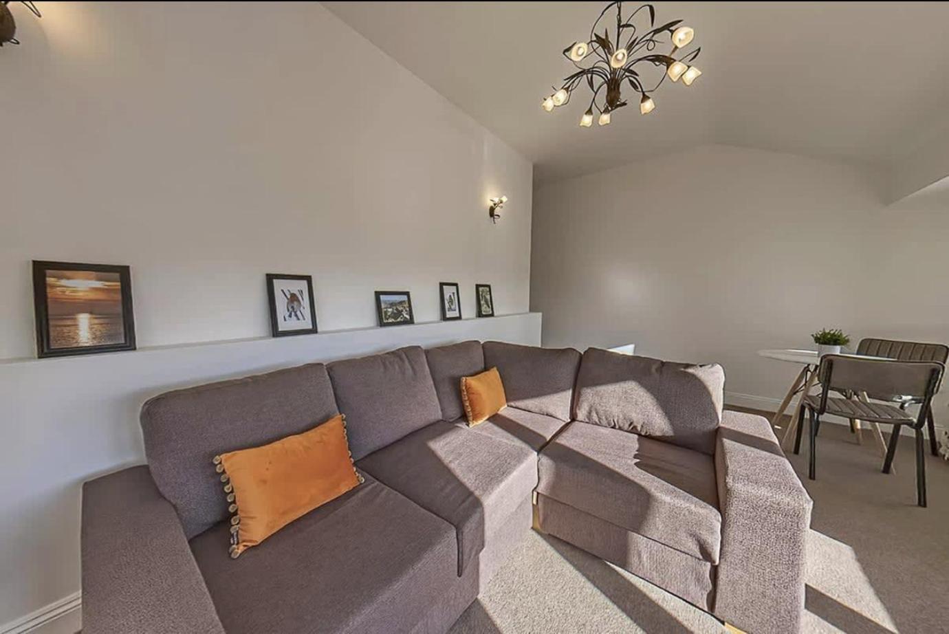 קורוון 3 Bedroom Barn Conversion With Hot Tub-Garden View - Ty Cerrig Barn מראה חיצוני תמונה